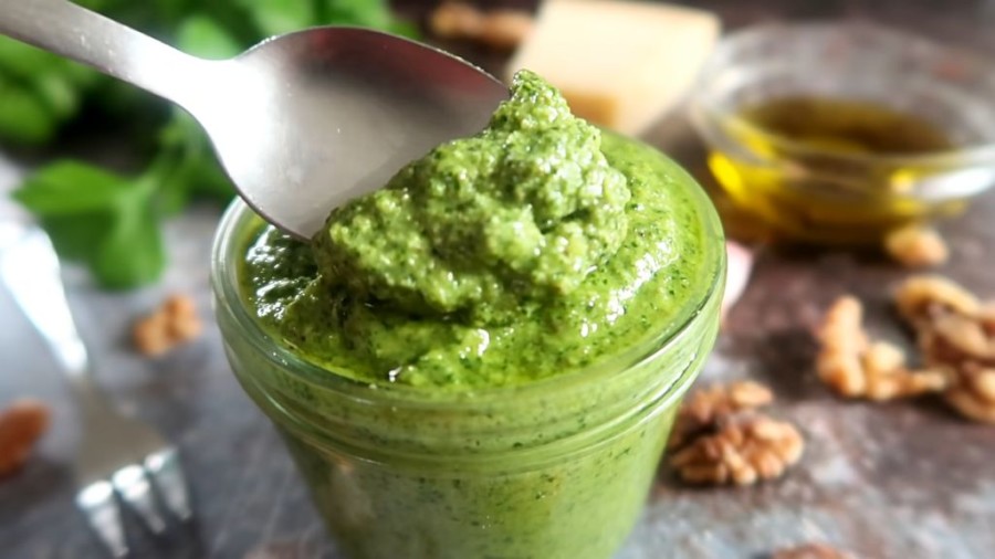 ZABORAVITE NA KLASIČAN - NAPRAVITE PESTO SOS OD PERŠUNA: Maže se na hleb, obavezno ga sipajte u špagete i makarone!