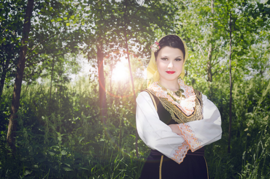 SVETOSAVSKI BALOVI KROZ VREME Tradicija, prestiž, dobročinstvo i evropska moda na srpskom dvoru