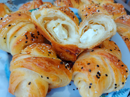ISPROBAJTE RECEPT ZA VRHUNSKO PECIVO Kiflice sa sirom, toliko dobre da im one iz pekare nisu ni za prineti