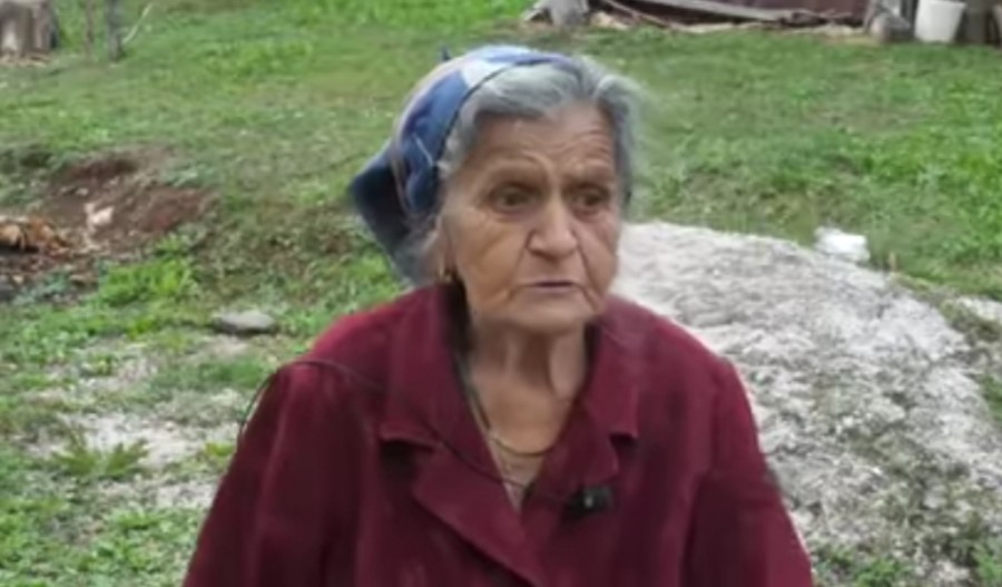 BAKA MARE BEZ DLAKE NA JEZIKU ! "Sočno" priča o svemu, ali se ne žali!  (VIDEO)