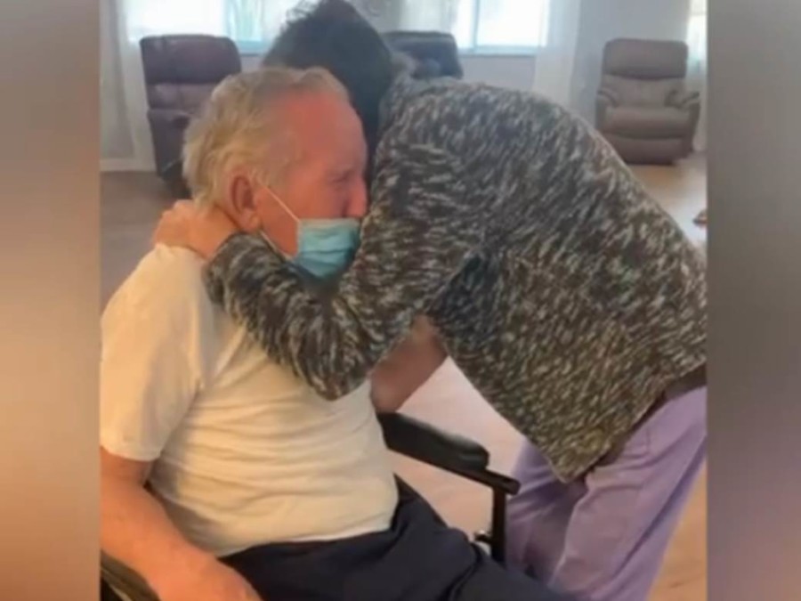 BILI SU NERAZDVOJNI 60 GODINA, A ONDA JE DOŠLA KORONA: Prvi susret bake i deke posle 7 meseci nikog neće ostaviti ravnodušnim! (VIDEO)