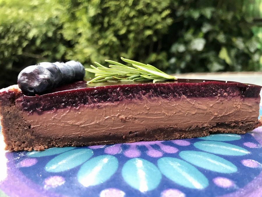 SAVRŠENA TORTA ZA NOVU GODINU - CELA ČOKOLADNA, A KRIJE 1 TAJNI SASTOJAK: Gosti i porodica biće oduševljeni!