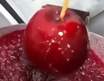 KAKO DA ZAMISLITE PRAZNIKE BEZ KANDIRANIH JABUKA! Evo kako da ih pripremite na starinski način (RECEPT)