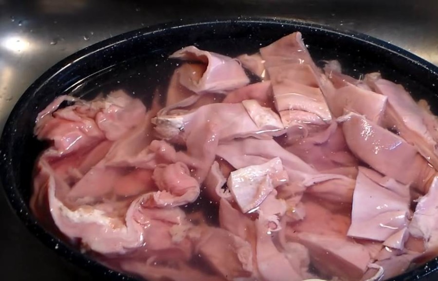 PUNO JE OPASNIH BAKTERIJA: Stručnjaci upozoravaju da morate dobro dezinfikovati kuhinju nakon pripreme ovog poznatog sprskog jela!