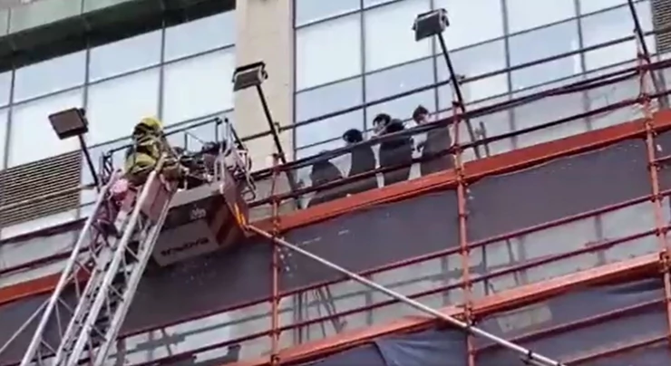 GORI SVETSKI TRGOVINSKI CENTAR! Zapalio se neboder od 38 spratova, stotine ljudi zarobljeno unutra (FOTO, VIDEO)