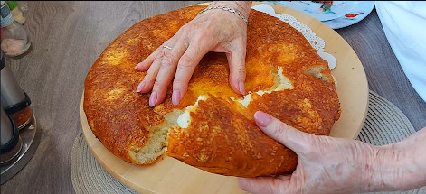 MEKANA, DA NE MOŽE BITI MEKŠA Pogača punjena sirom, prava harmonija ukusa (VIDEO)