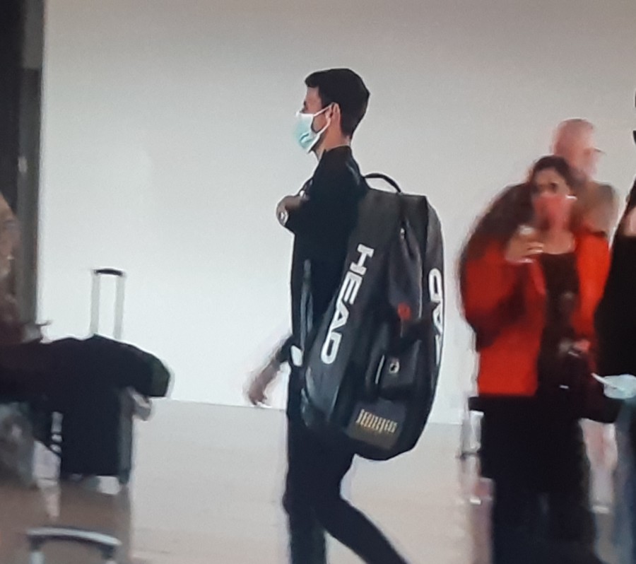 U AVIONU TAJNO SLIKAO NOVAKA, TOKOM POVRATKA - Svi se pitaju koju knjigu je čitao (FOTO)