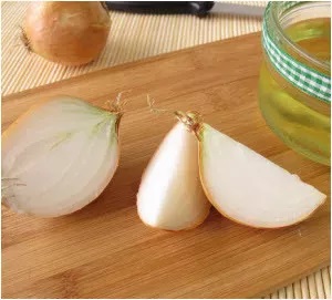 VOLITE CRNI I BELI LUK: Saznajte kako da uklonite neprijatan miris!