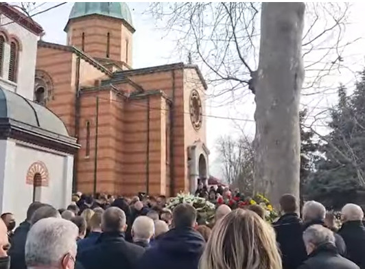 SAHRANA KSENIJE VUČIĆ: Veliki broj ljudi došao je da se oprosti (VIDEO)