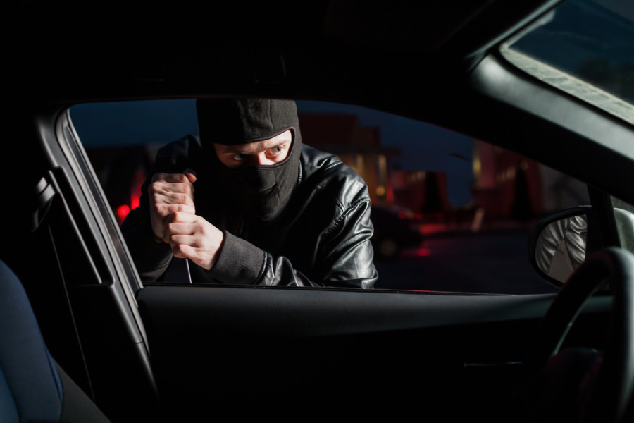 ZBOG JEDNE GREŠKE LJUDI LAKO OSTAJU BEZ AUTOMOBILA: Stručnjak za bezbednost otkriva čime se sve lopovi služe prilikom krađe