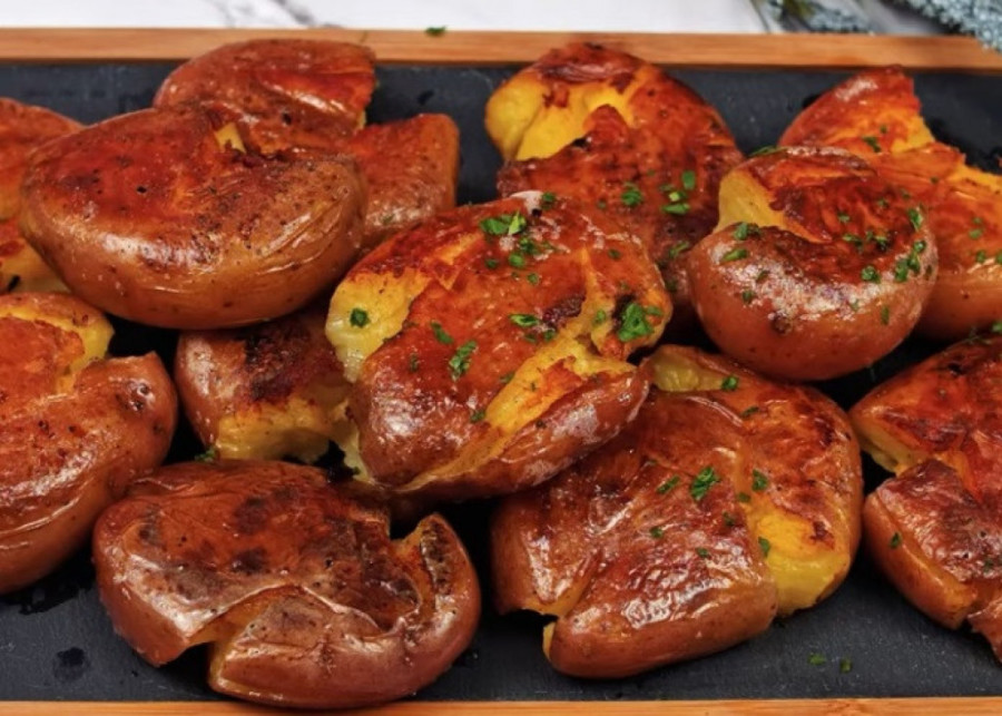 PROBAJTE TRIK SA ČAŠOM! Spremite krompir u tiganju, korica je najlepše zapečena!