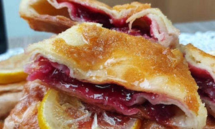BAKLAVA PITA SA VIŠNJAMA PRELIVENA SIRUPOM: Neodoljiv spoj omiljenih ukusa (RECEPT/VIDEO)