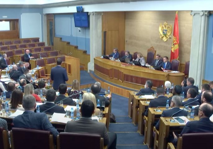 (UŽIVO) HAOS U PARLAMENTU CRNE GORE: Oštra rasprava Bečića i predstavnika URE