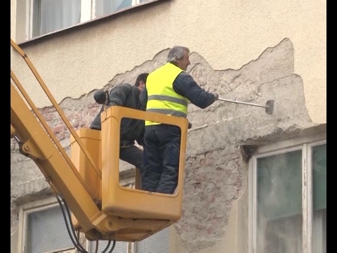 VISI DEO FASADE, UGROŽENI PEŠACI: Zbog obrušavanja spoljnog zida, traka ispred zgrade u Kondinoj 26