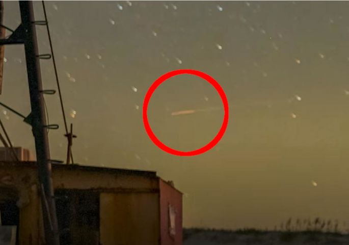 MISTERIOZNI CRVENI TRAGOVI NA NEBU: Niko nema objašnjenje za ovu pojavu (VIDEO)