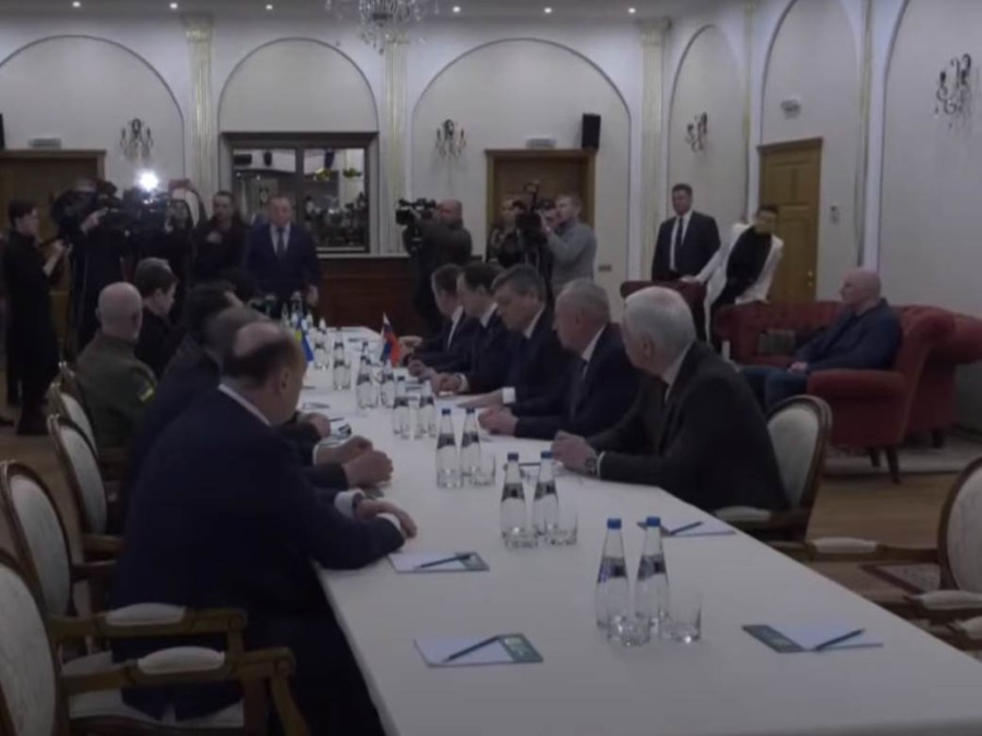 KAKO JE IZGLEDAO SUSRET DELEGACIJA UKRAJINE I RUSIJE! Ključna pitanja za pregovaračkim stolom (VIDEO)