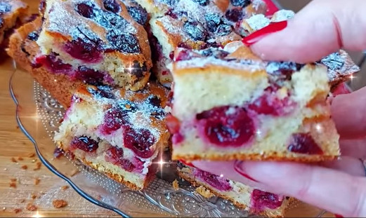VOĆNI KOLAČ IZ BAKINE KUHINJE: Pravi se brzo i lako (VIDEO)