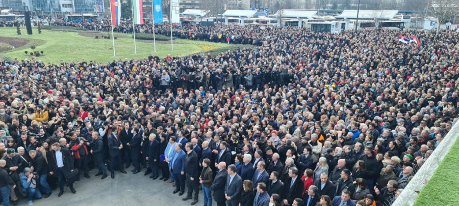 PRVA VOŽNJA BRZIM VOZOM "SOKO": Veliki broj građana dočekao Vučića i Orbana u Novom Sadu