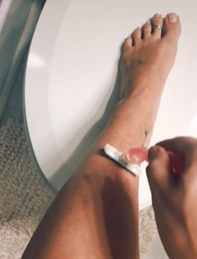 GLATKE NOGE ZA 30 SEKUNDI! Ova žena ima posebnu tehniku brijanja (VIDEO)