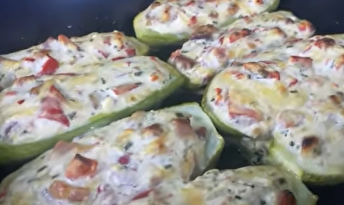 RECEPT ZA BRZI LETNJI RUČAK Paprike punjene sirom i slaninom