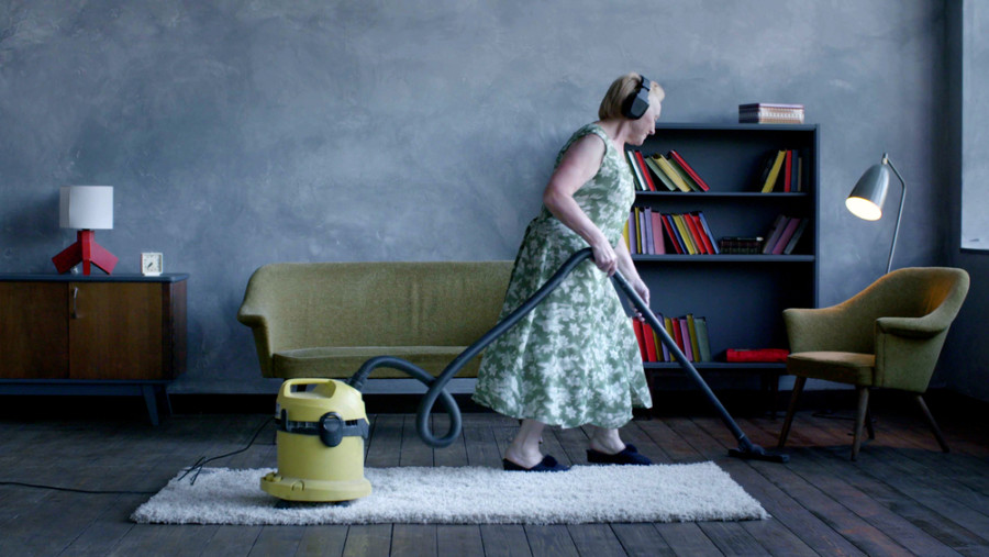 MUŽ JOJ DAJE 200 EVRA MESEČNO ZA SPREMAČICU: "Nema pojma gde ide sav novac"