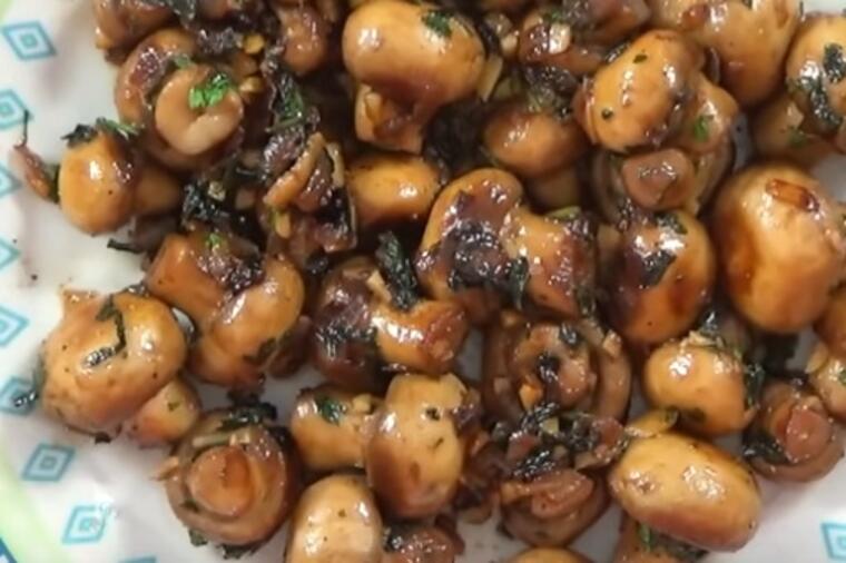 NEOBIČNA ZIMNICA KOJA SE LAKO I BRZO PRAVI Salata sa šampinjonima i kiselim povrćem