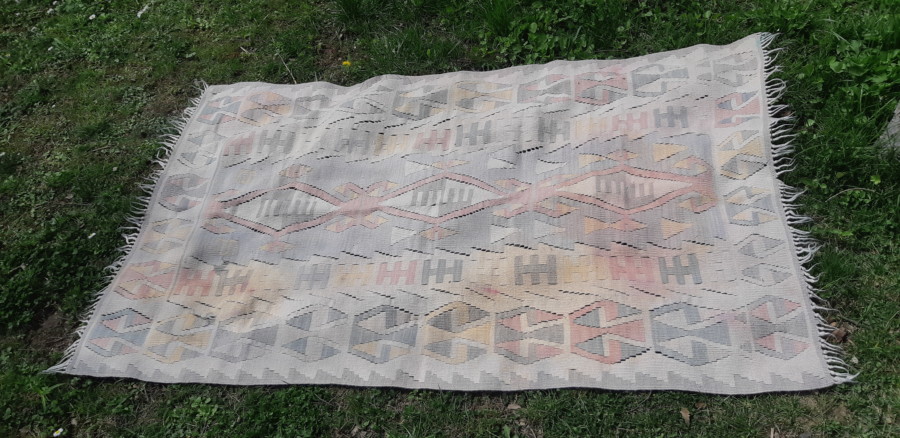 OČISTITE TEPIH BEZ NOŠENJA U SERVIS: Neke jeftine namirnice mogu vam obezbediti čistoću!