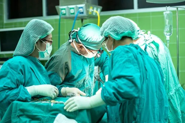 JOŠ JEDAN USPEH NAŠIH LEKARA: Na VMA otklonjen redak tumor težine 17,5 kilograma!
