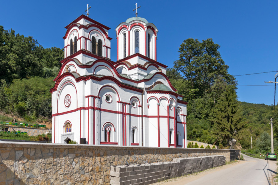 ČUDO UOČI VASKRSA U MANASTIRU: Devojčica izgovorila molitvu pred moštima i prohodala!