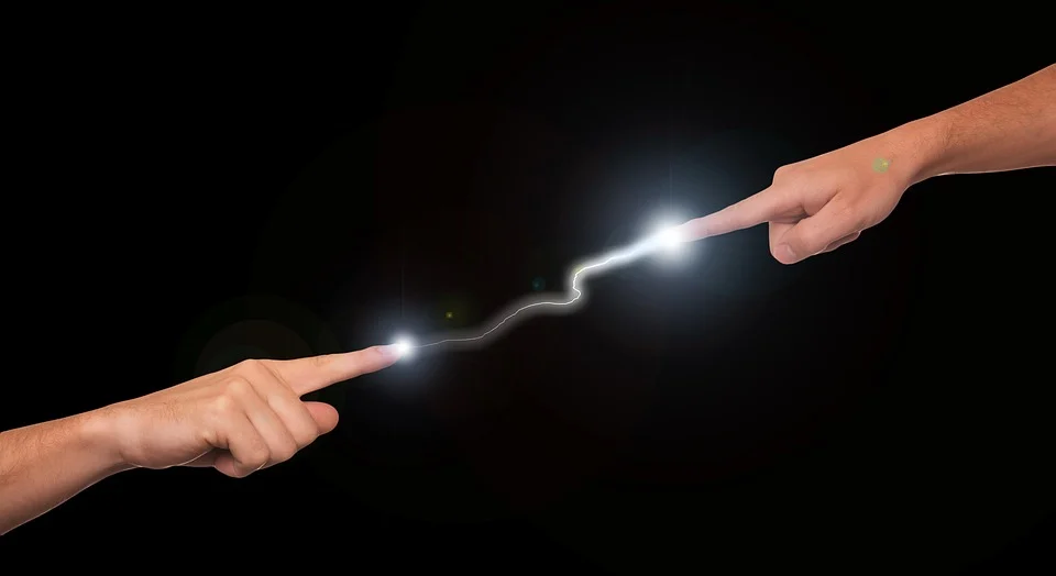 ZAŠTO NAS PECKA KAD DODIRNEMO STVARI? Stručno objašnjenje elektriciteta na rukama