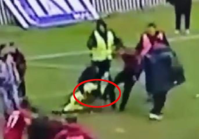 PAKAO NA UTAKMICI NA KOSOVU: Navijači pretukli golmana (VIDEO)