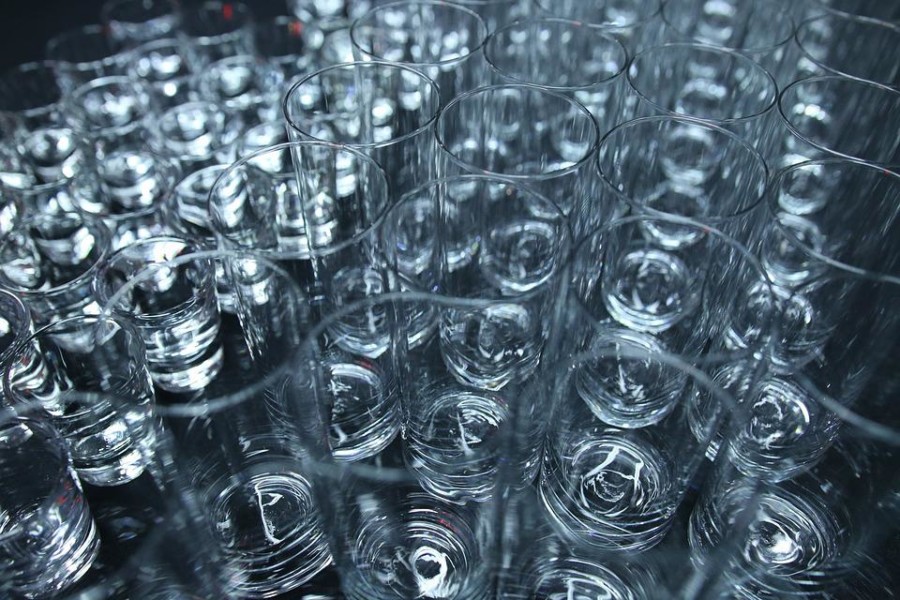 DA ZAMAGLJENO STAKLO POSTANE PROŠLOST: Kako da vam čaše ponovo blistaju