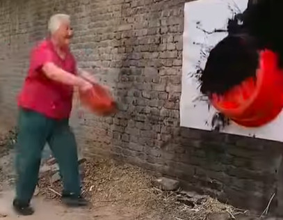 TALENTOVANA BAKA NAPRAVILA ČUDO! "Pljusnula" boju na zid i pokazala svoju moć! (VIDEO)