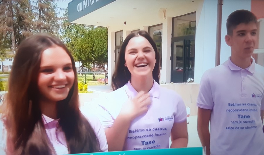 ĐACI SPASILI ONESVEŠĆENU STARICU RAZBIJENE GLAVE! Niko od prolaznika nije priskočio!