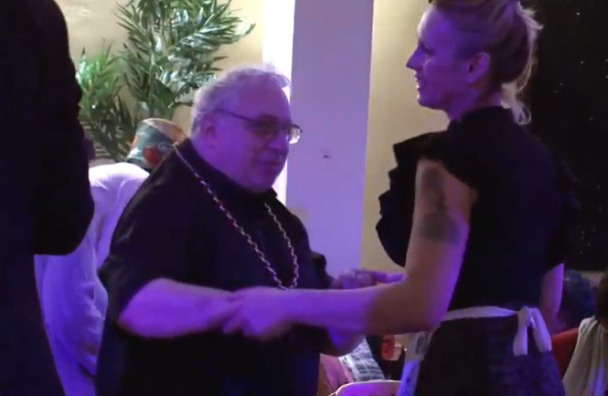 KLUB SAMO ZA PENZIONERSKE ŽURKE: Mlađi ovde nemaju pristup, a pogledajte zašto je otvoren! (VIDEO)