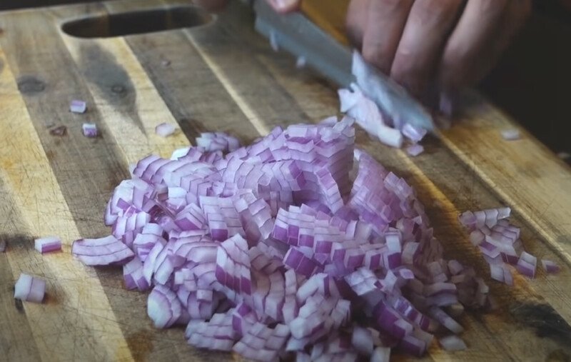 MALE TAJNE VELIKIH KUVARA: Jednostavan način da isečete luk na najsitnije komadiće (VIDEO)