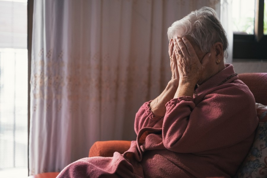 LAŽNA SOCIJALNA RADNICA OPLJAČKALA PENZIONERKU Samo je ušla u stan, uzela joj novac, karticu i dokumente