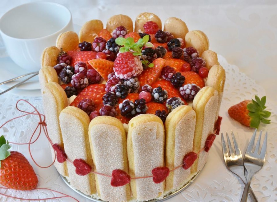 PROLEĆNI SLATKI RECEPT: Karamel torta sa jagodama i piškotama