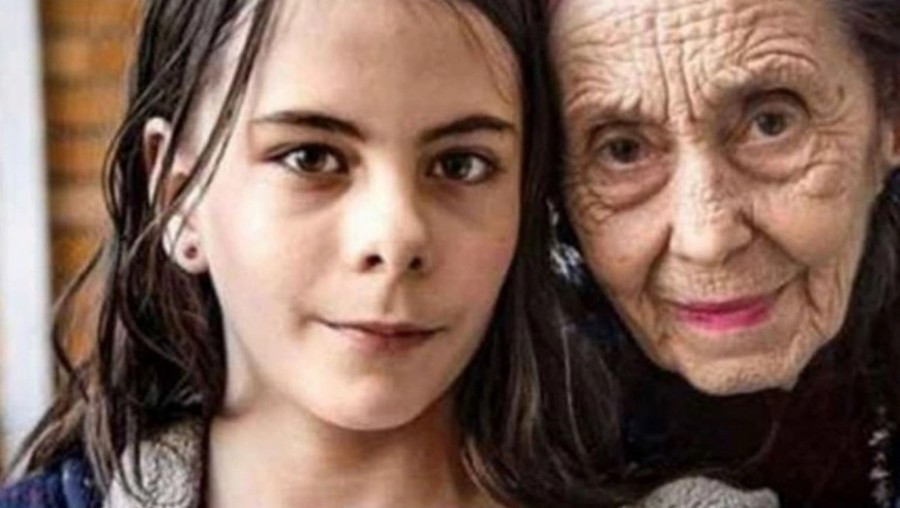JEDNI JE NAZIVAJU HRABROM, DRUGI SEBIČNOM: Rodila je dete u 66. godini, bila na stubu srama, a evo kako danas živi sa svojom ćerkom!