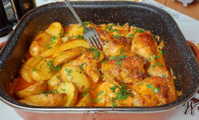 NEODOLJIV RUČAK ZA SVE: Sočna piletina sa krompirom (RECEPT/VIDEO)