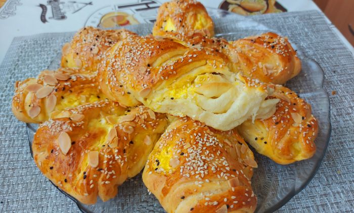 I DORUČAK I VEČERA! Pogača sa sirom od lisnatog testa (RECEPT/VIDEO)