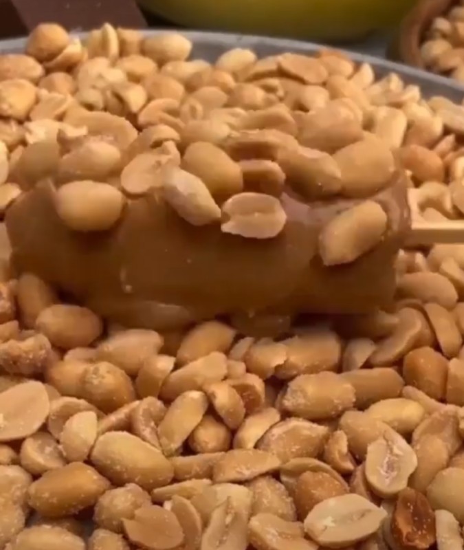 NEODOLJIV SLATKIŠ! Banana u čokoladnom kremu sa kikirikijem (VIDEO)