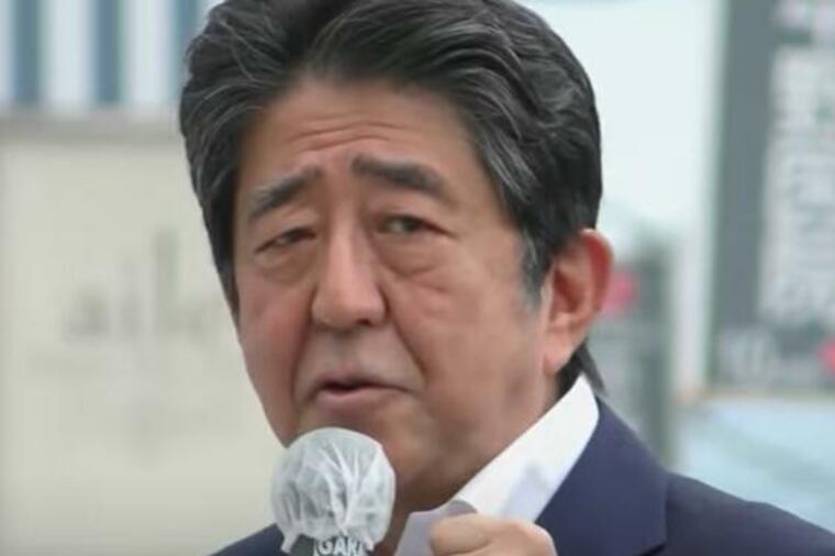 ŽIVOTNA PRIČA UBIJENOG JAPANSKOG PREMIJERA: Potiče iz uticajne političke dinastije, deda mu je bio osuđen za ratne zločine
