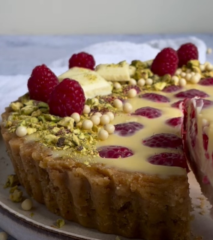 PRAVA LETNJA TORTA! Bela čokolada I malina, može li lepše? (RECEPT/VIDEO)