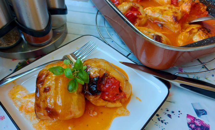 ODLIČNA IDEJA ZA NEDELJNI RUČAK: Punjena paprika sa prženom dimljenom slaninom (VIDEO)