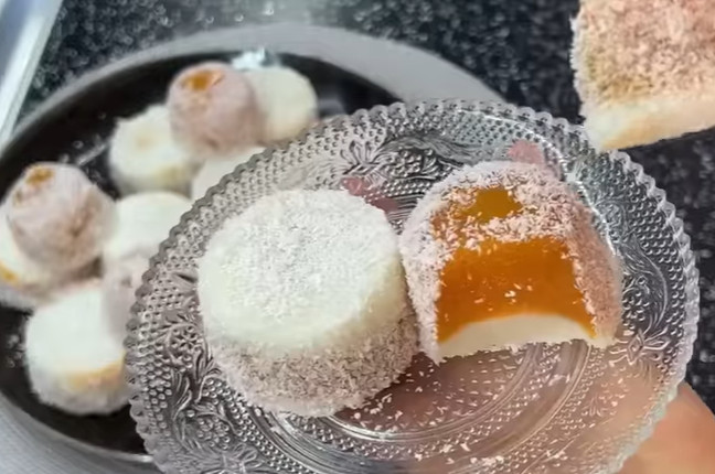 MLEČNI KOLAČ SA KAJSIJAMA U KOKOSU: Recept za najlepši ukus za pet minuta! (VIDEO)