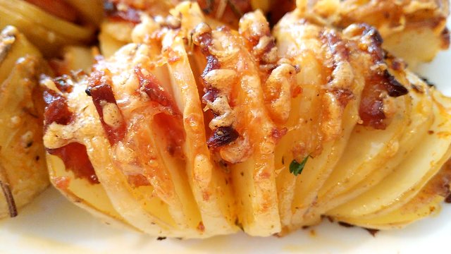 PREDLOG ZA PREDIVAN RUČAK! "Lepeza" punjeni krompir! (RECEPT/VIDEO)