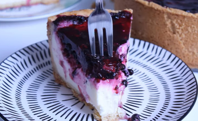 PREDIVNA MILERAM TORTA: Lepa, jednostavna, bogata šumskim voćem (VIDEO-RECEPT)