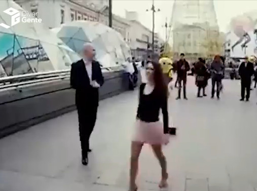 PLES JE NJEN ŽIVOT: Kako je starica šokirala prolaznike!