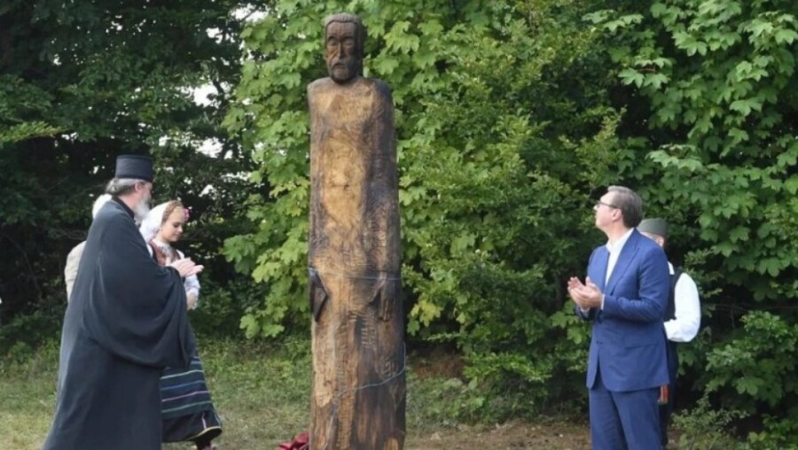 PREDSEDNIK VUČIĆ OTKRIO SPOMENIK SRPSKOM PISCU: "Hvala mu i slava za sve što je uradio za našu kulturu"